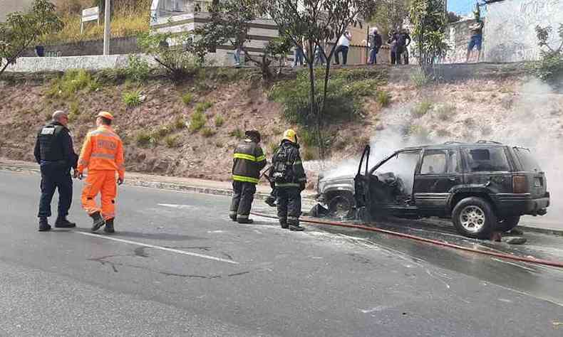 Carro foi completamente destrudo pelas chamas(foto: Corpo de Bombeiros/Divulgao)