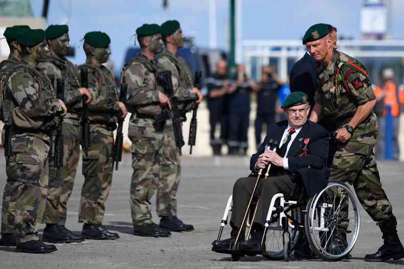 Veterano de guerra francs Leon Gautier (2ndR) participando de uma cerimnia em homenagem aos 177 fuzileiros franceses Marins do 'Commando Kieffer' que participaram dos desembarques na Normandia, em 6 de junho de 2019, em Colleville-Montgommery