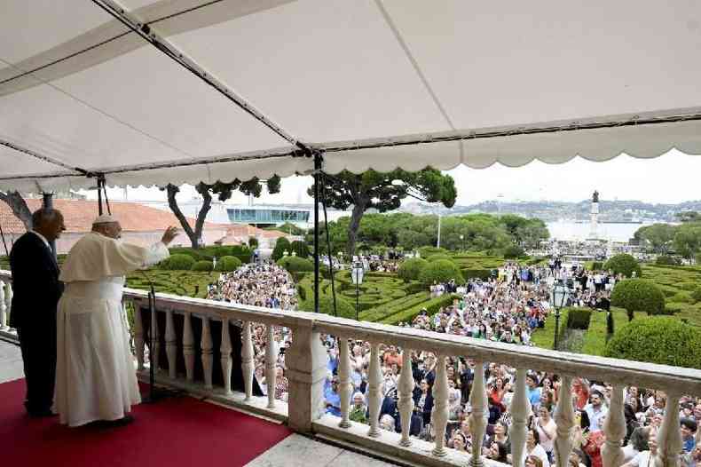 A foto mostra o papa Francisco acenando para a multido ao lado do presidente portugus Marcelo Rebelo de Sousa no Palcio Nacional em Belm, Lisboa