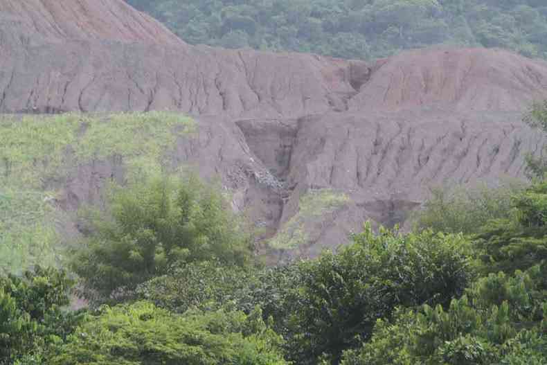 Encosta da Pilha do Sap na Mina Crrego do Stio, em Santa Brbara, apresenta eroses na estrutura