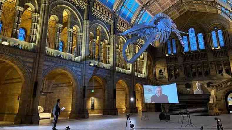 Justin Rowlatt fez entrevista virtual com Bill Gates, dentro do Museu de Histria Natural de Londres(foto: BBC)