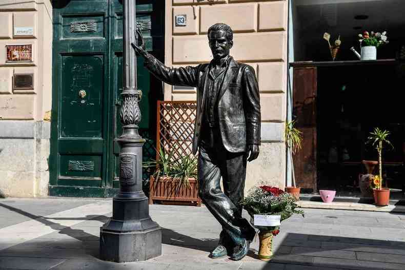 Na praa central de Porto Empedocle, cidade natal do escritor italiano, morto em Roma, aos 93 anos, na ltima quarta, est instalada uma esttua de seu personagem mais famoso, o inspetor Salvo Montalbano (foto: ANDREAS SOLARO/AFP )