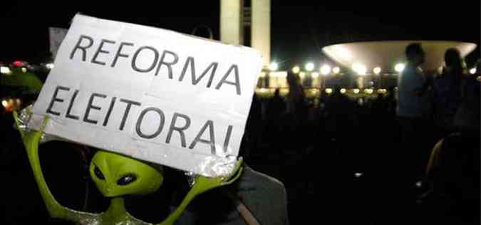 Em junho, auge das manifestaes que tomaram conta do pas, at um ET cobrava a reforma eleitoral em protesto em frente ao Congresso Nacional (foto: Viola Jnior/ Esp. CB/ D.A Press )