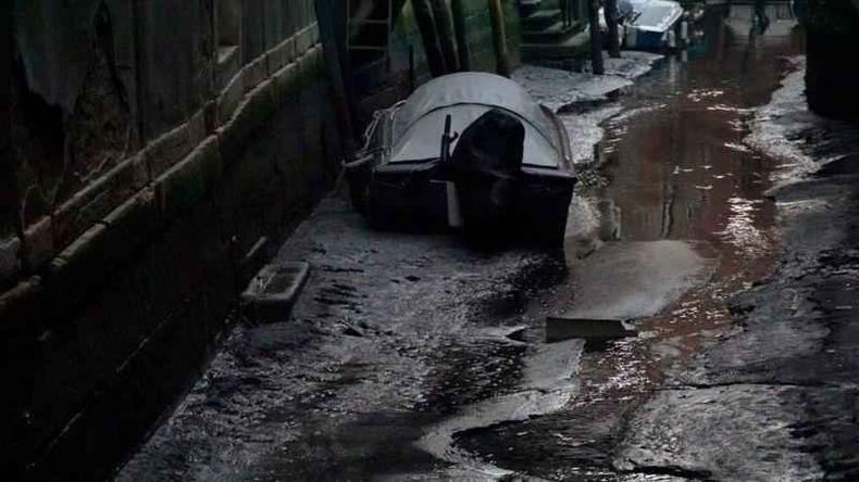 É possível ver o lodo no fundo de alguns canais, como observado no Rio San Beneto(foto: EPA) Lodo no fundo do canal