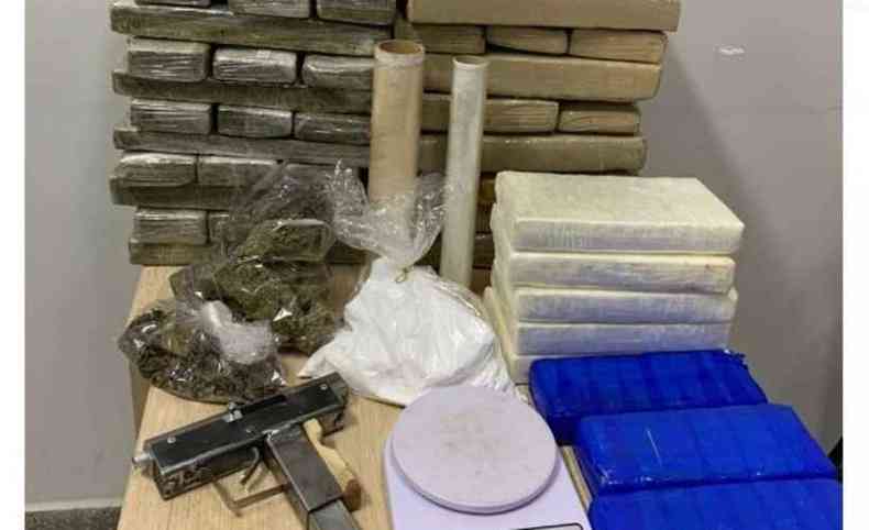 Grande quantidade de drogas, arma de fabricao caseira e balana foram apreendidos(foto: PCMG/Divulgao)