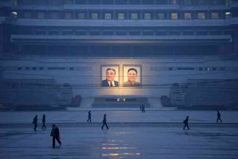 Retratos de Kim Il-sung e Kim Jong-il na praa Kim Il-sung, Pyongyang(foto: Getty Images)