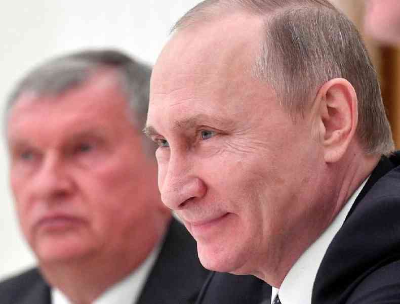 O presidente russo, Vladimir Putin, com o executivo-chefe da Rosneft, Igor Sechin, no Kremlin em janeiro de 2017