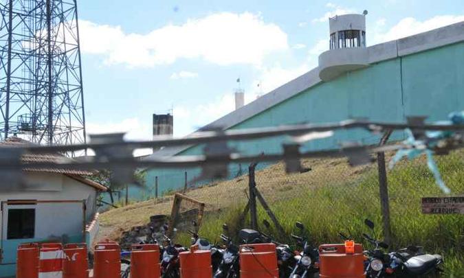 Os presos foram detidos quando estavam no telhado da unidade(foto: Jair Amaral/EM/D.A Press. ) Os presos foram detidos quando estavam no telhado da unidade(foto: Jair Amaral/EM/D.A Press. )