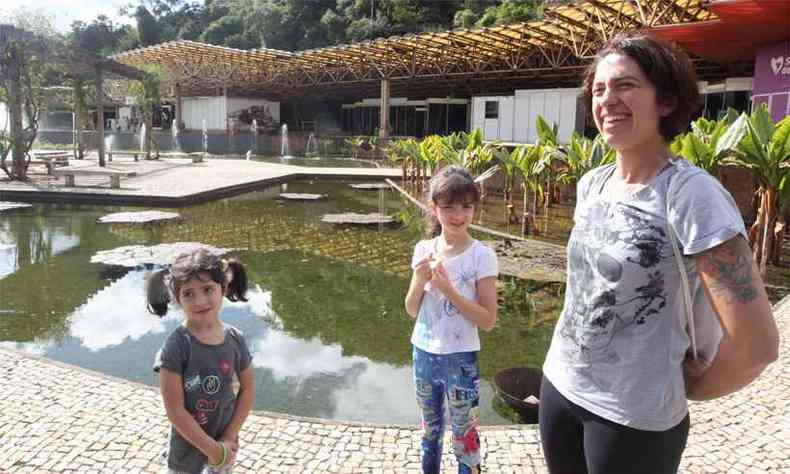 Andra Campioto, de So Paulo, aproveitou a reabertura para conhecer o Parque das Mangabeiras com as filhas. 'O visual  muito legal', avaliou (foto: Jair Amaral/EM/DA Press)