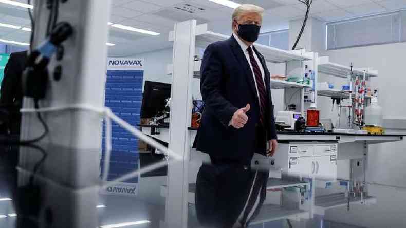 Trump em visita a fbrica da candidata a vacina Novavax, no Estado da Carolina do Norte(foto: REUTERS/Carlos Barria)