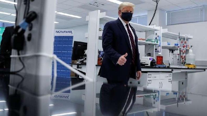 Trump em visita a f�brica da candidata a vacina Novavax, no Estado da Carolina do Norte(foto: REUTERS/Carlos Barria)