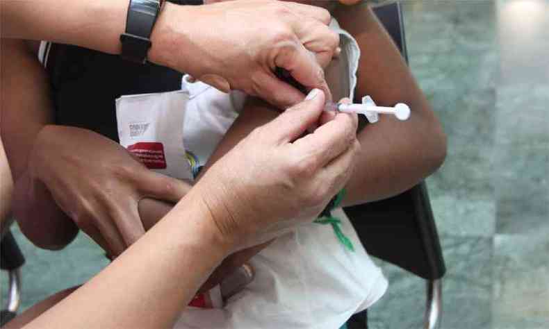  De acordo com o calendrio de vacinao de rotina, as crianas devem tomar a primeira dose aos 12 meses de idade e a segunda, aos 15(foto: Jair Amaral/EM/D.A Press - 01/09/2018)