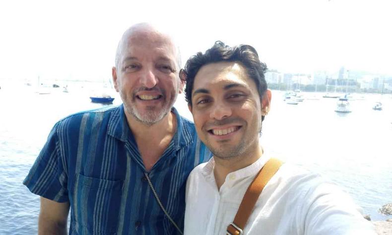 O recepcionista Andr Dias, de 33 anos,  direita, e o professor de ingls Srgio Viula, de 53