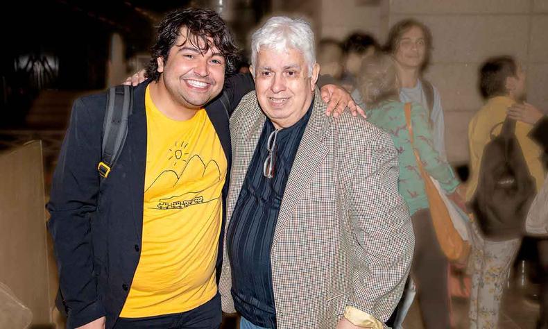 O ator Leo Bahia e Marilton Borges, o seu personagem, no Sesc Palladium(foto: Nelson Almeida/Divulgação) Leo Bahia e Marilton Borges, abraçados, sorriem para a câmera