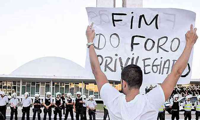 Manifestante cobra o fim da regalia durante protesto em junho(foto: IANAO aNDRADE/cb/d.a pRESS)