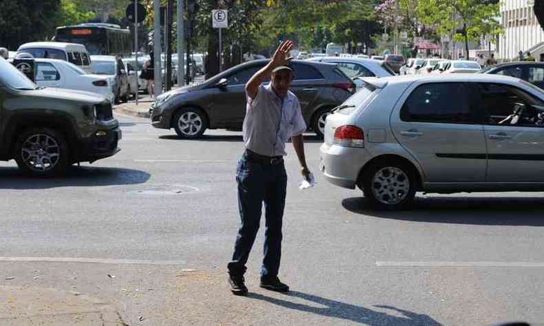 Com a falta de agentes, Jorge Fabiano da Silva, de 56 anos, ajudou a controlar o trnsito(foto: Juarex Rodrigues/EM/D.A. Press)