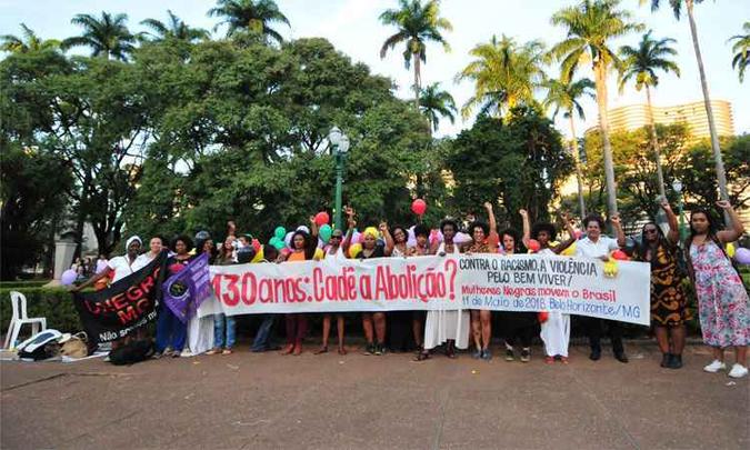 Integrantes de movimentos negros promovem desde ontem eventos em pontos como a praça da Liberdade para debater políticas públicas e ações afirmativas (foto: Gladyston Rodrigues/EM/D.A Press) Integrantes de movimentos negros promovem desde ontem eventos em pontos como a praça da Liberdade para debater políticas públicas e ações afirmativas (foto: Gladyston Rodrigues/EM/D.A Press)