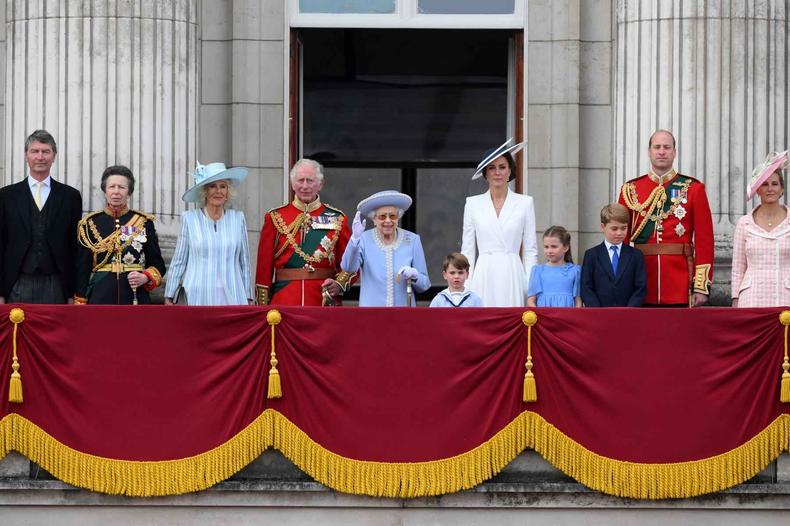 Rainha na sacada do palcio de vestido azul 