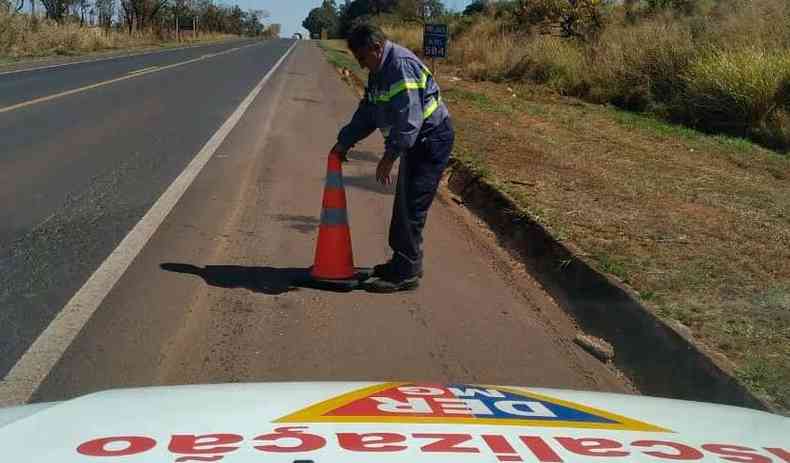 Imagem de um agente do DER-MG na estrada 