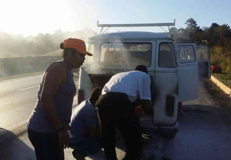 Passageiros da Kombi levaram um susto com o incio das chamas(foto: Leandro Couri/EM/D.A.Press)