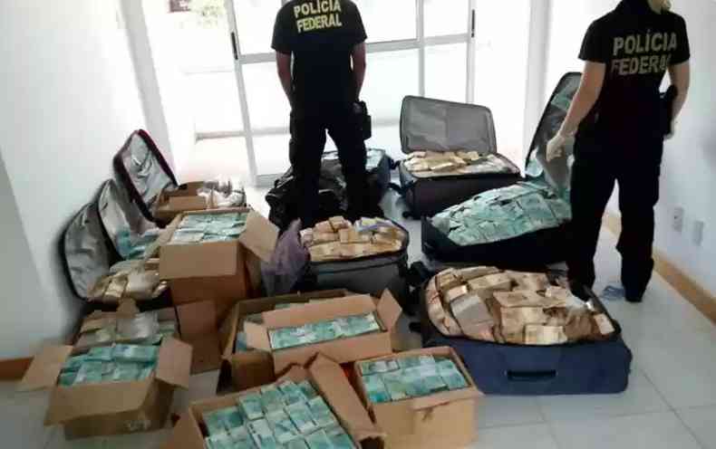 Policiais Federais apreendem caixas e malas cheias de dinheiro, em apartamento utilizado por Geddel Vieira Lima para guarda de dinheiro de propina, durante a Operao Cui Bono 
