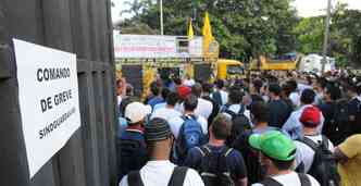 Manifestantes na sede da Guarda Municipal na Avenida dos Andradas.(foto: Beto Magalhes/EM/D.A.Press)