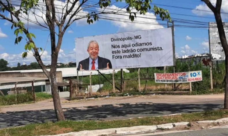 Um dos painéis foi instalado na entrada de Divinópolis, próximo à Avenida JK(foto: PT/Divulgação) Outdoor contra Lula
