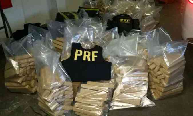 Tabletes de maconha foram encontrados dentro de um carro em Uberlndia(foto: Polcia Rodoviria Federal (PRF) / Divulgao)