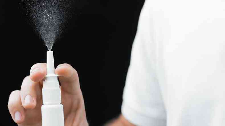 Um mdico demonstra o funcionamento de um nebulizador nasal