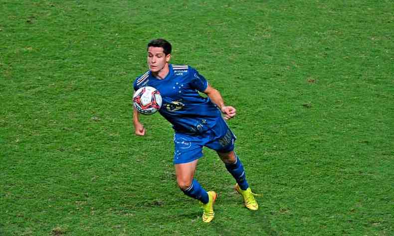 O volante Matheus Barbosa, heri no triunfo do Cruzeiro sobre o Vasco, resume o desafio: 'Seguir crescendo na tabela'(foto: Alexandre Guzanshe/EM/D.A Press 7/4/21)