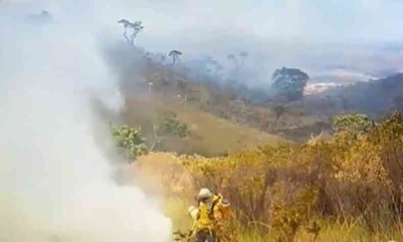 Voluntários tentam controlar incêndio na Lapinha da Serra