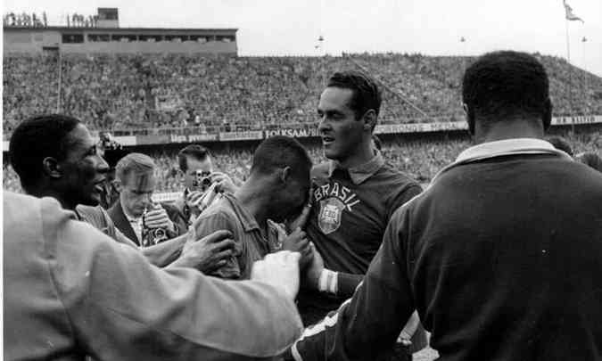 Pelé chora no ombro de Gilmar e é consolado por Djalma Santos após a conquista da Copa do Mundo de 1958, na SuéciaArquivo Estado de Minas - 29/6/1958