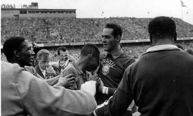 Pel chora no ombro de Gilmar e  consolado por Djalma Santos aps a conquista da Copa do Mundo de 1958, na SuciaArquivo Estado de Minas - 29/6/1958