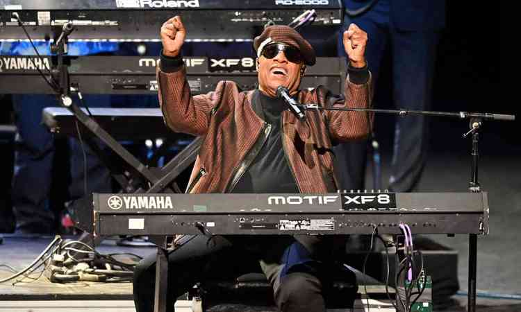 Stevie Wonder toca piano
