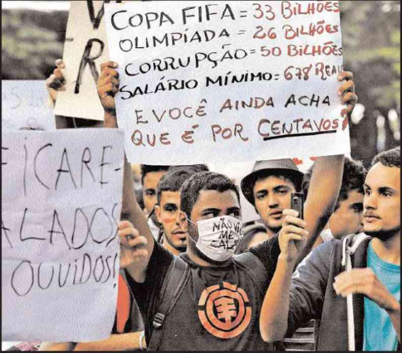 Os protestos contra o aumento de passagem viraram manifestaes gigantescas contra a Copa, a corrupo e o salrio mnimo