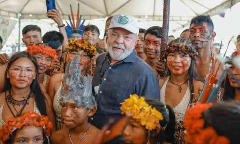 Lula cercado de indígenas 