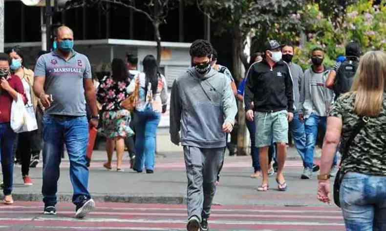 Na foto, pessoas caminhando na regio Central de BH