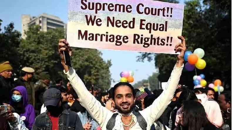 Ativista segurando cartaz em que pede 'direitos matrimoniais iguais' durante manifestao LGBTQ+
