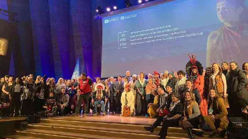 Pessoas tirando foto em grupo em conferncia da ONU sobre povos indgenas