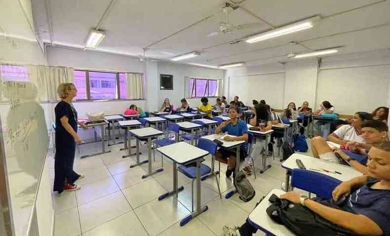 Na foto, alunos no primeiro dia de aula no novo prdio do Instituto de Educao de Minas Gerais (IEMG)