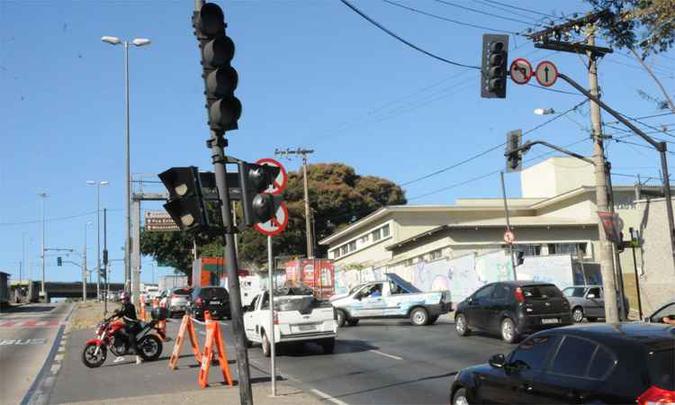 Semáforos desligados na Avenida Antônio Carlos com Rua Viana do Castelo(foto: Paulo Filgueiras/EM/DA Press) Semáforos desligados na Avenida Antônio Carlos com Rua Viana do Castelo(foto: Paulo Filgueiras/EM/DA Press)