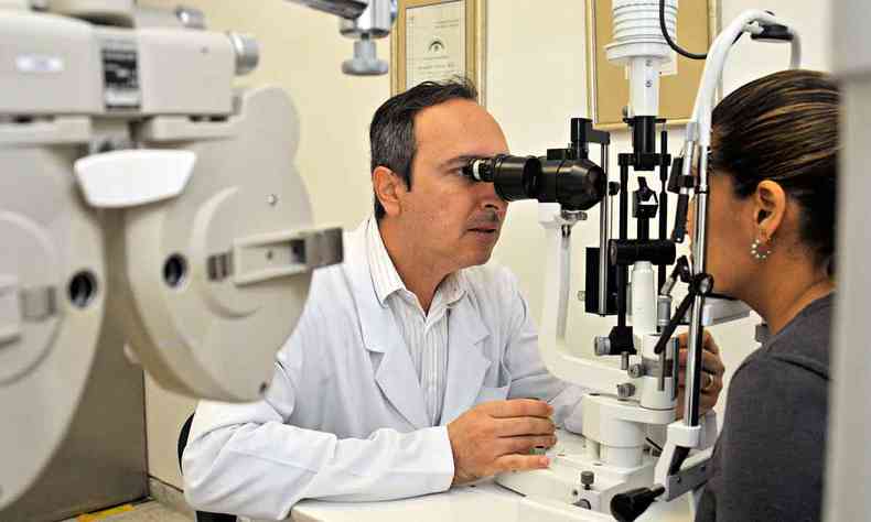 Mdico faz exame oftalmolgico em paciente 