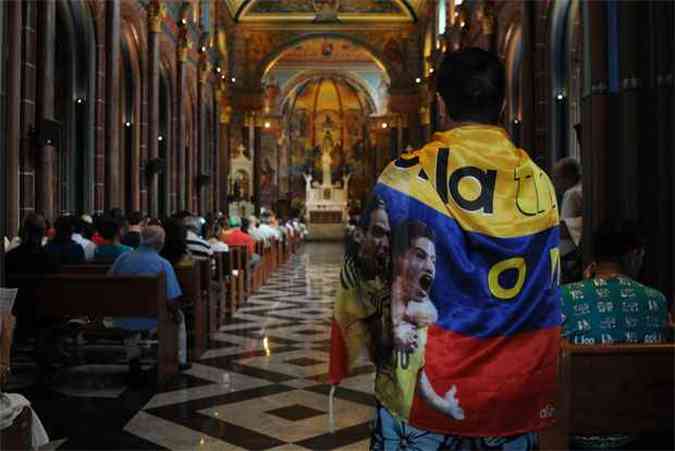 Colombiano na Igreja So Jos, no Centro: haver celebraes em outros idiomas at o fim da Copa do Mundo (foto: Tulio Santos/EM/D.A Press.)