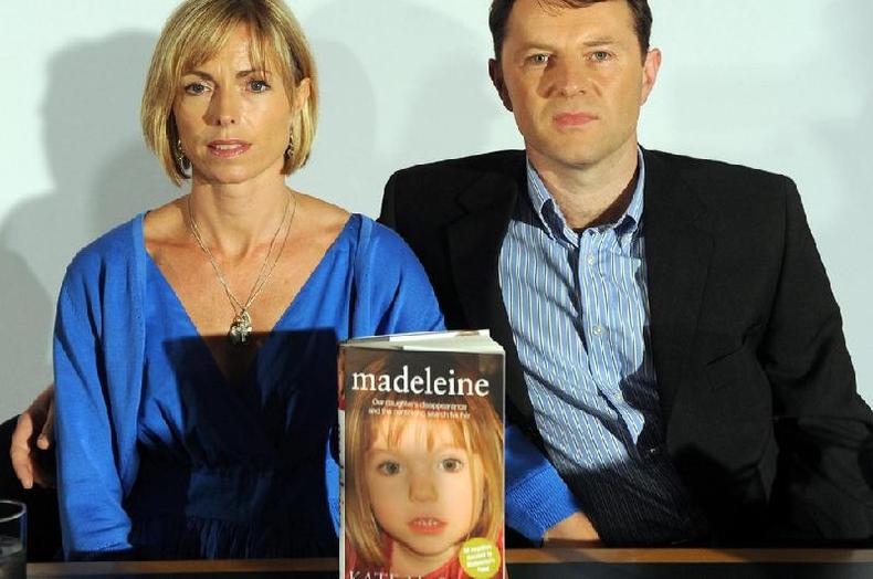 Kate e Gerry McCan com foto de Madeleine McCan