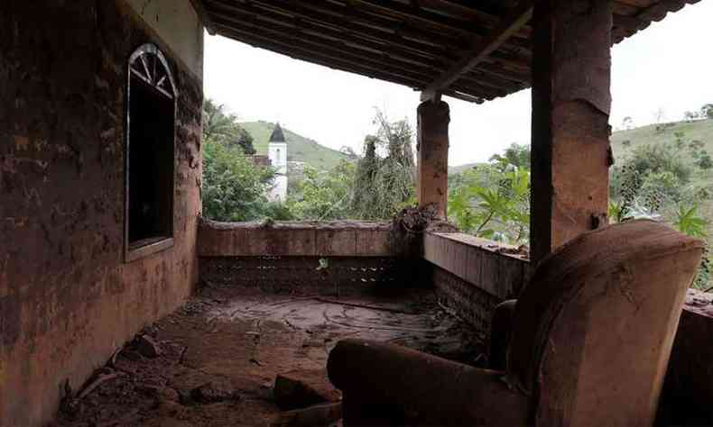 Casa atingida pela lama (foto: Tnia Rgo/Agncia Brasil)