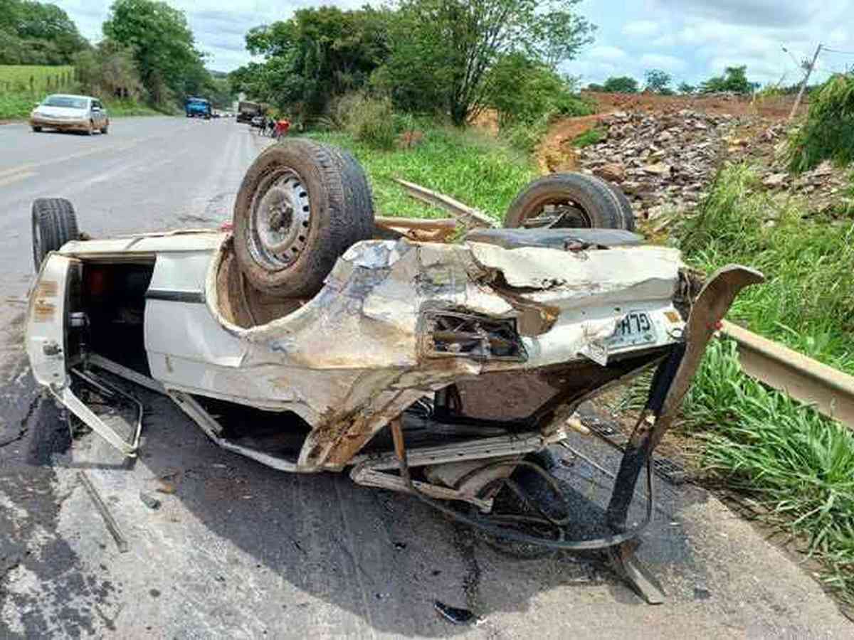 Quatro pessoas ficam feridas em batida entre carro e carreta - Gerais -  Estado de Minas