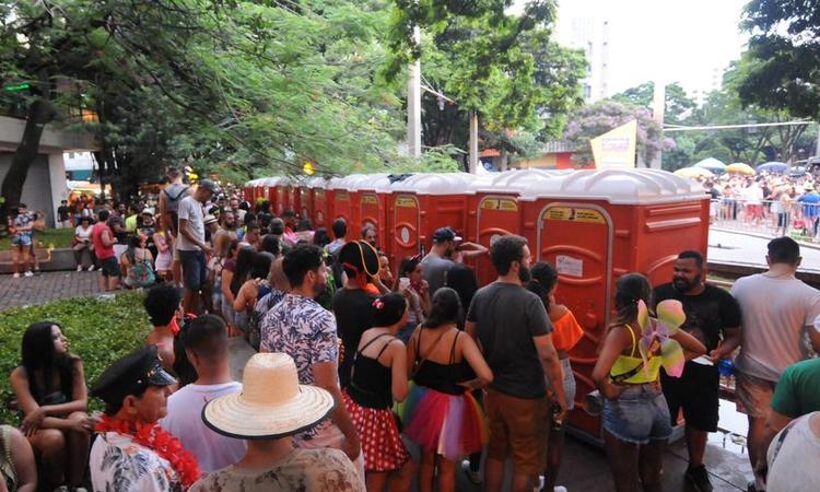 fila para banheiro qumico no carnaval