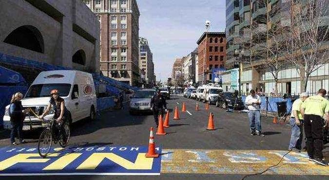 Linha de chegada da maratona é refeita, em preparação às homenagens de 1 ano do atentado e para a realização da prova(foto: Dominick Reuter/Reuters) Linha de chegada da maratona é refeita, em preparação às homenagens de 1 ano do atentado e para a realização da prova(foto: Dominick Reuter/Reuters)