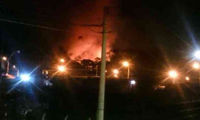 Imagens do incndio se espalharam pelas redes sociais(foto: Reproduo internet/WhatsApp)