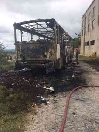As chamas destruram totalmente o veculo(foto: Corpo de Bombeiros / Divulgao)
